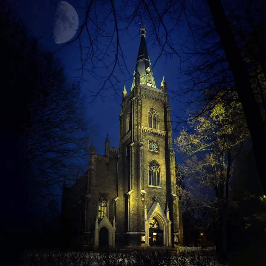 Sv. Pāvila baznīcas tornis vakarā